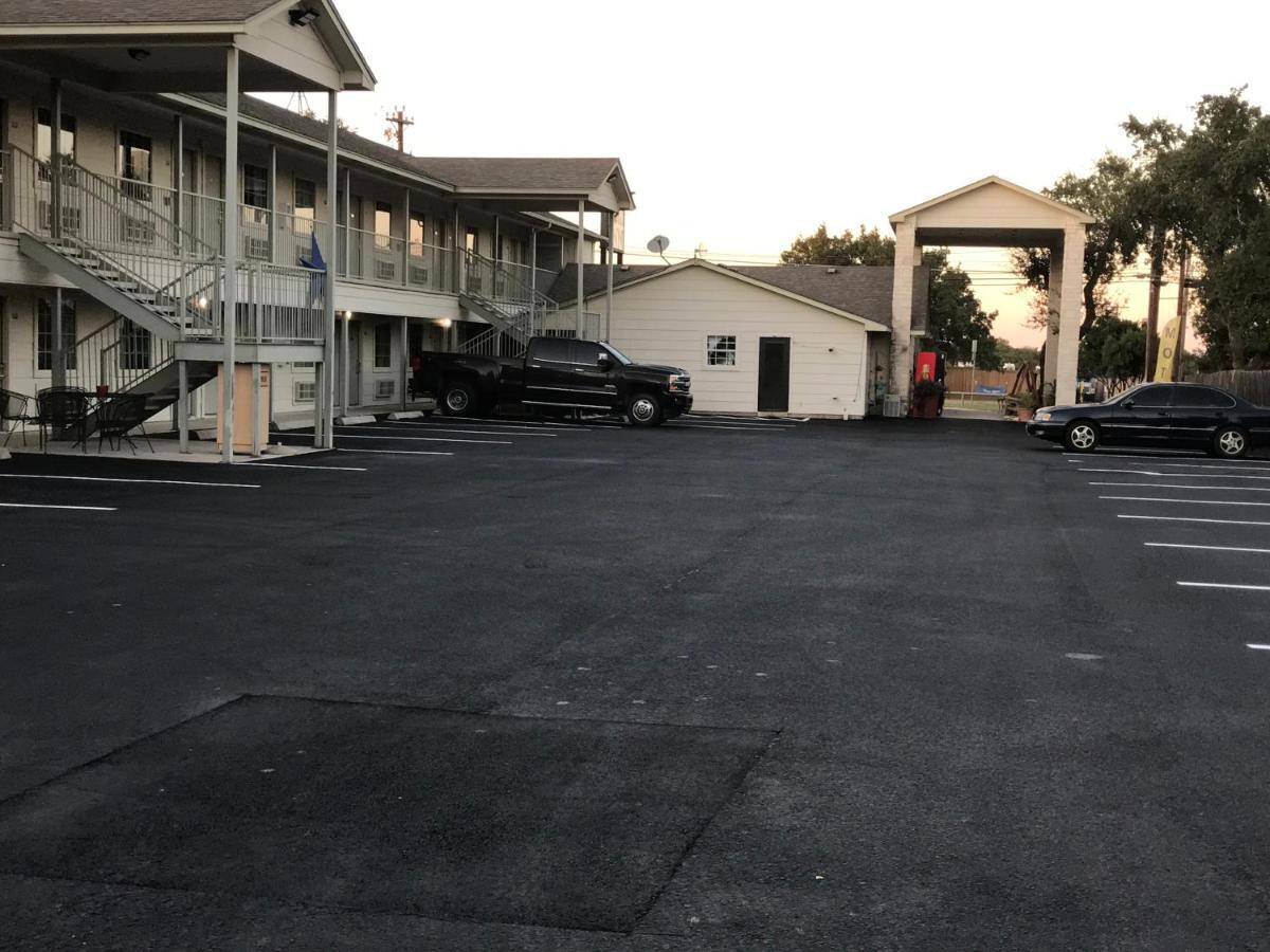 Cedar Creek Inn Bertram Exterior foto